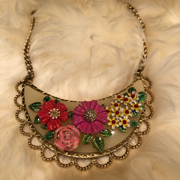 Betsey Johnson Jewelry - Betsey Johnson 🌸 Statement Necklace Flowers